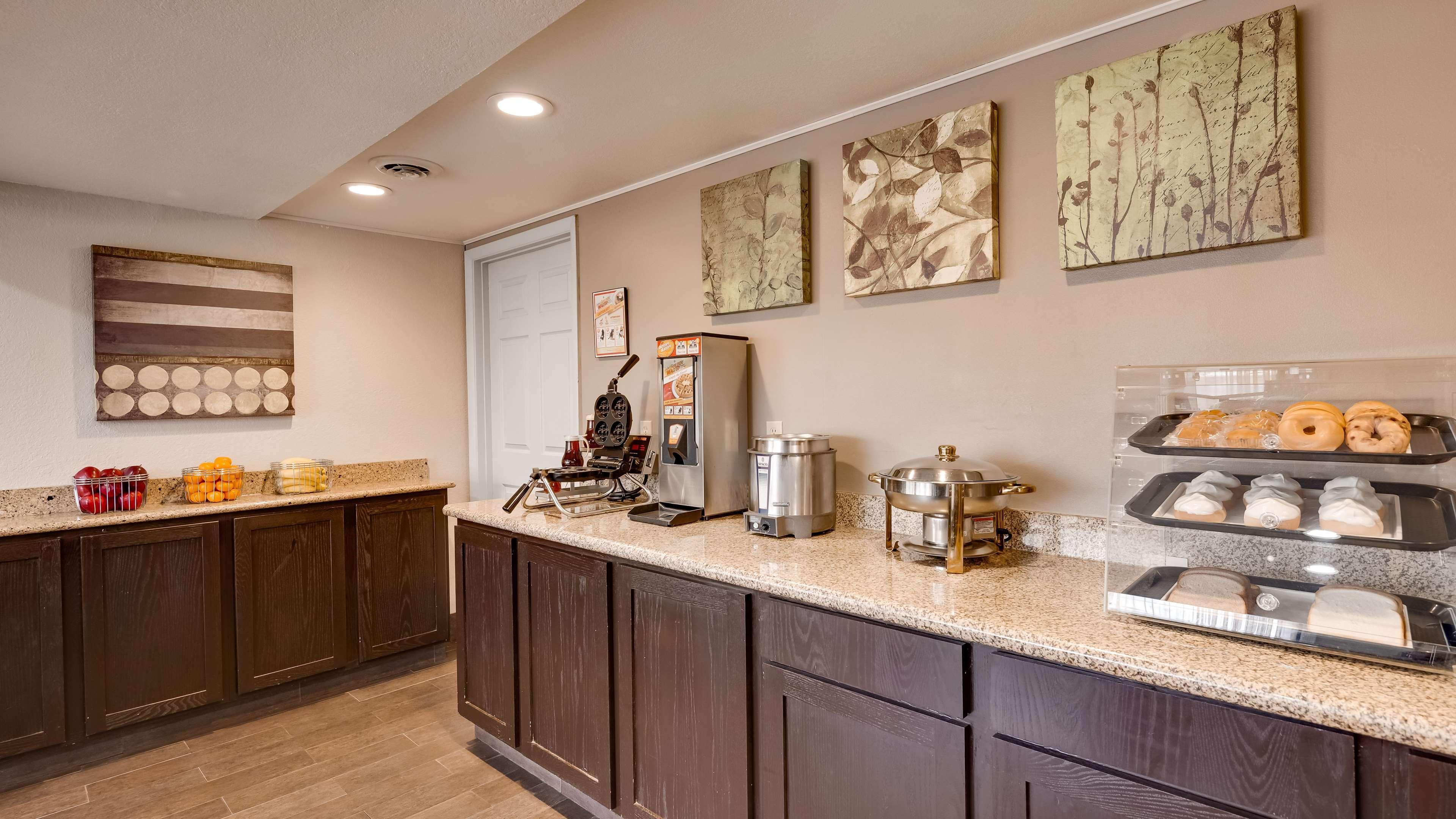 Hotel Surestay By Western Miles